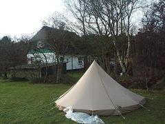 CAD-tent met de Elzenhof op de achtergrond