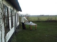 Loek neemt het oliebollencorvee even over. 
Nouja, even? Een hele pan vol :)